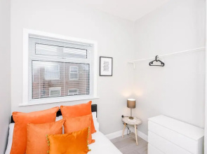 FAMILY LUXURY HOUSE, SLEEPS UP TO 8! Wifi & Parking