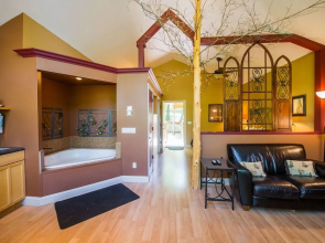 Oak Crest Cottages & Treehouses