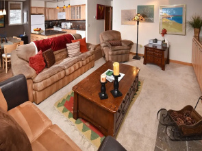 Vantage Point 101 2 Bedroom Condo by RedAwning