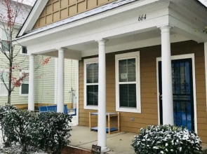 The Blue Door Bungalow - Ideal for a Group of 7