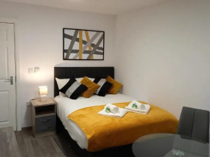 Contractor House - Beautifully decorated 4 en-suite bedrooms - Chadburn House by Your Lettings Peterborough
