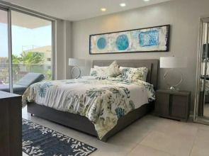Eagle Beach Modern 2br2ba Beachfront Condo w Pool