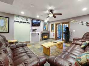 Ski In, Ski Out! 3 BDR Steps From Stagecoach Lift