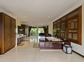 Spacious 8 bedroom pool villa in Canggu