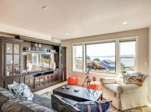 Puget Sound Views: Des Moines Apt w/ Patio