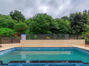 SaffronStays Riverdale, Mulshi - Lakefront villa with pool and mountain view