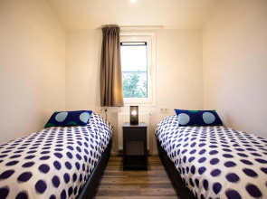 Nice chalet with dishwasher, in a holiday park, center of Hoorn at 8 km.
