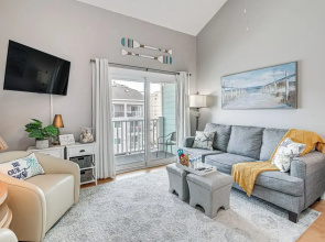 Walk to Beach: Condo w/ Balcony in Murrells Inlet!