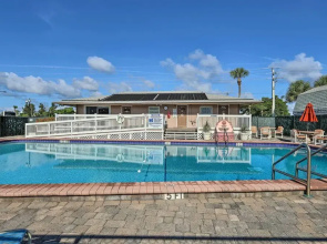 Cute Cocoa Beach Condo w/ Pool & Beach Access!