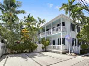 Treetop Paradise by AvantStay Close to Beach w Balcony Shared Pool Month Long Stays Only