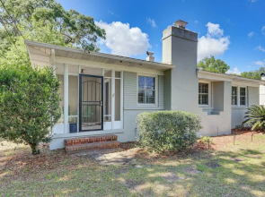 4 Mi to Dtwn Jacksonville: Chic Home w/ Porch!