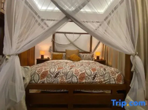 Luxurious 1bedhideaway with pool, AC &beach access