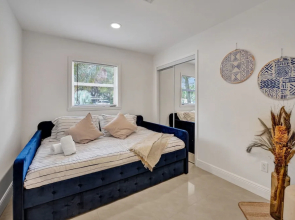 Casa Lago Waterfront Home & Pool Near Hard Rock Casino