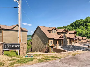 Center Hill Lake Rental: Steps to Hurricane Marina