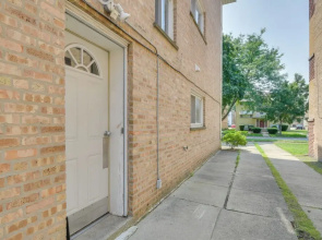 Walk to Train: Convenient Skokie Condo!