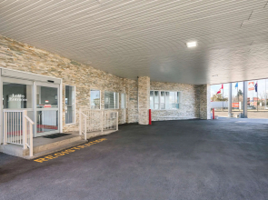 Econo Lodge Inn & Suites