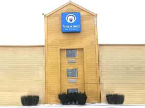 Norwood Inn & Suites Milwaukee