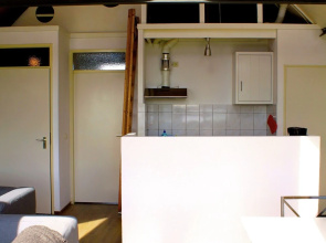 Cozy furnished house with a terrace, on a little beach