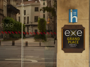 LATROUPE Grand Place Hostel