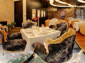 Royal Square Hotel & Suites