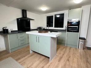 House-sleeps8-parking-garden