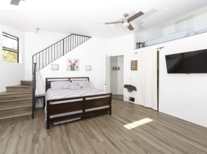 Modern Loft Rooftop Deck Venice Beach Studio Bedroom Apts by RedAwning