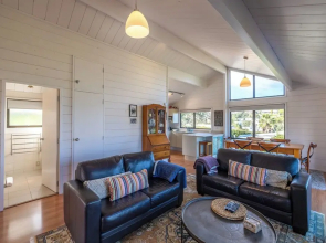 Matai Cottage in Oneroa with Sea Views