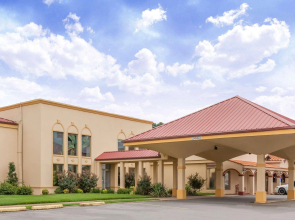 Howard Johnson by Wyndham Conway