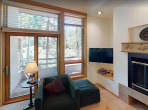Comfortable and Cozy 2 Bedroom Condo Near Chair Lift 20 in Cascade Village - Shuttle to Vail Village