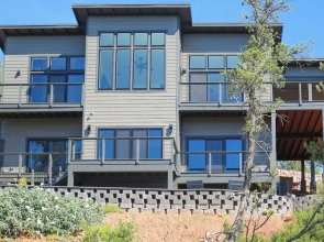 Hot Tub & Panoramic Mtn Views: Pine Retreat!