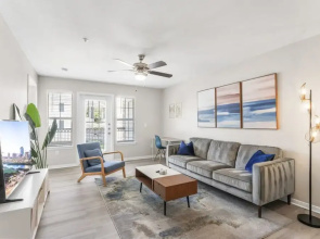 Ideal 2BR King Suite w Gym Pool Close to Downtown