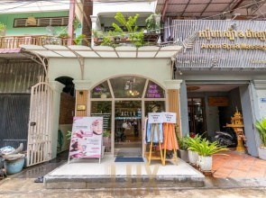 Cozy 1990s Khmer Style Flat in Heart of Tonle Bassac