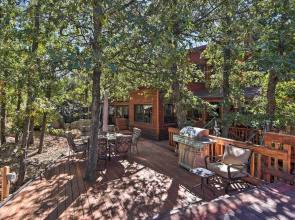 Flagstaff Home w/ On-site Trails, 3 Mi to Dtwn!