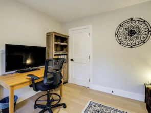 Walk to Metro & Dtwn Silver Spring! Sleek Apt