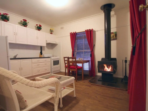 Tudor Cottages Mt Dandenong