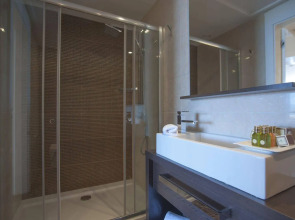 Maestral Resort & Casino