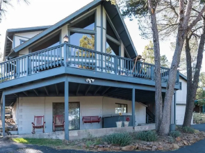 Gray Wolf Lodge - Four Bedroom Cabin with Hot Tub