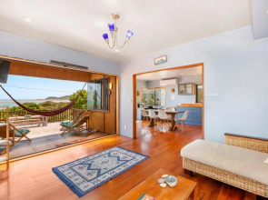 The Big Round Window - Raglan Holiday Home