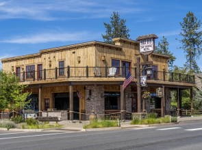 Ski Inn Taphouse Hotel