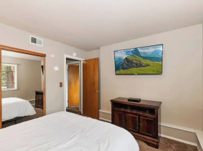 Eagle's Nest Cabin Pool Table Near Lake