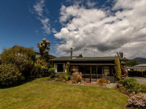 Boat Harbour House - Te Anau Holiday Home