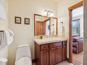 Wagon Wheel Retreat 4 Bedroom Home by RedAwning
