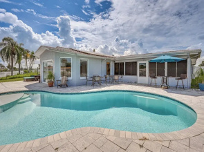Sunset Views & Hot Tub: Lakefront Holiday Retreat!