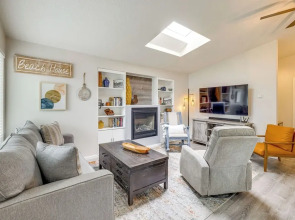 Walk to Seaside Beach: Vacation Rental Cottage!