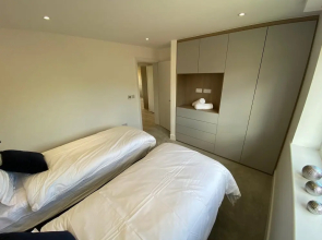 Amazing 2 Bed Flat with Parking