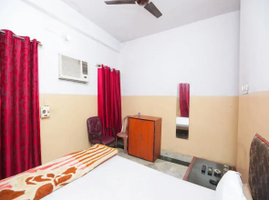 SPOT ON 45472 Hotel Savitri