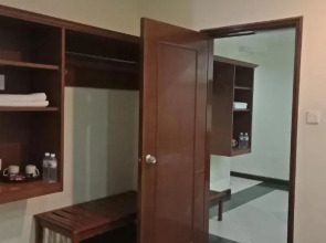 The Upper Deck Hotel