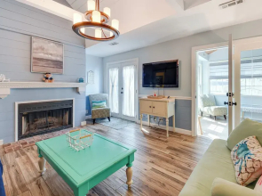 Stroll, Shop & Dine: Cozy Colonial Beach Bungalow