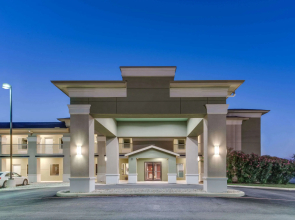 Super 8 by Wyndham Cotulla TX