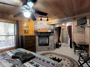 Creeksong Hollow 2 Bedroom Cabin by RedAwning
